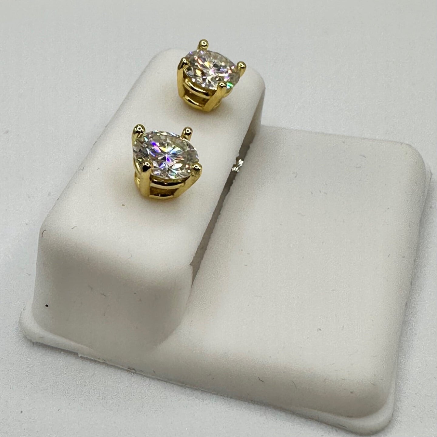 Dazzling Brilliance - 6.5mm 2.0 Ct Moissanite - Gold