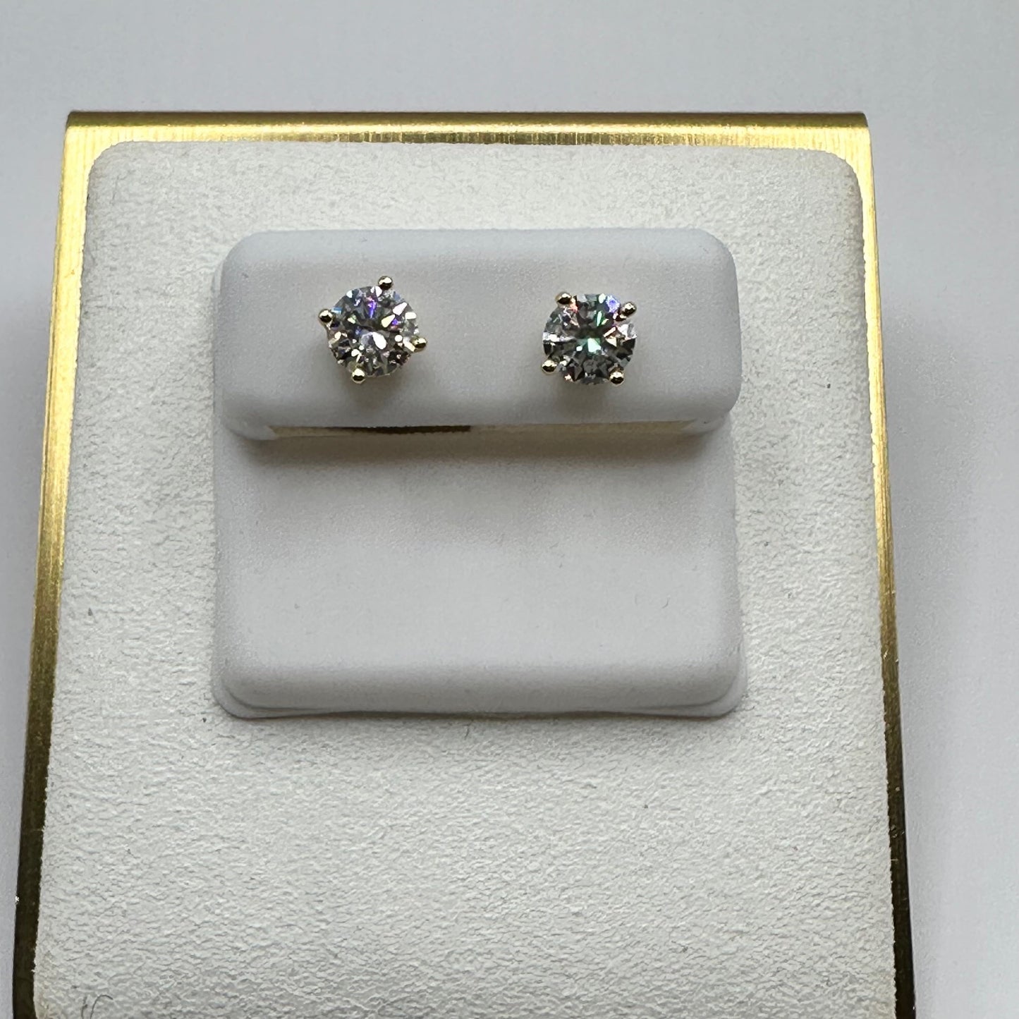 Dazzling Brilliance - 6.5mm 2.0 Ct Moissanite - Gold